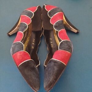 Beverly Feldman Rare Vintage Black & red suede scalloped pumps